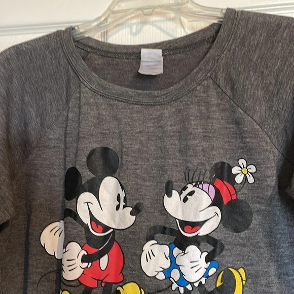 Disney women’s Mickey and Minnie light weight sweatshirt size medium - Picture 2 of 7